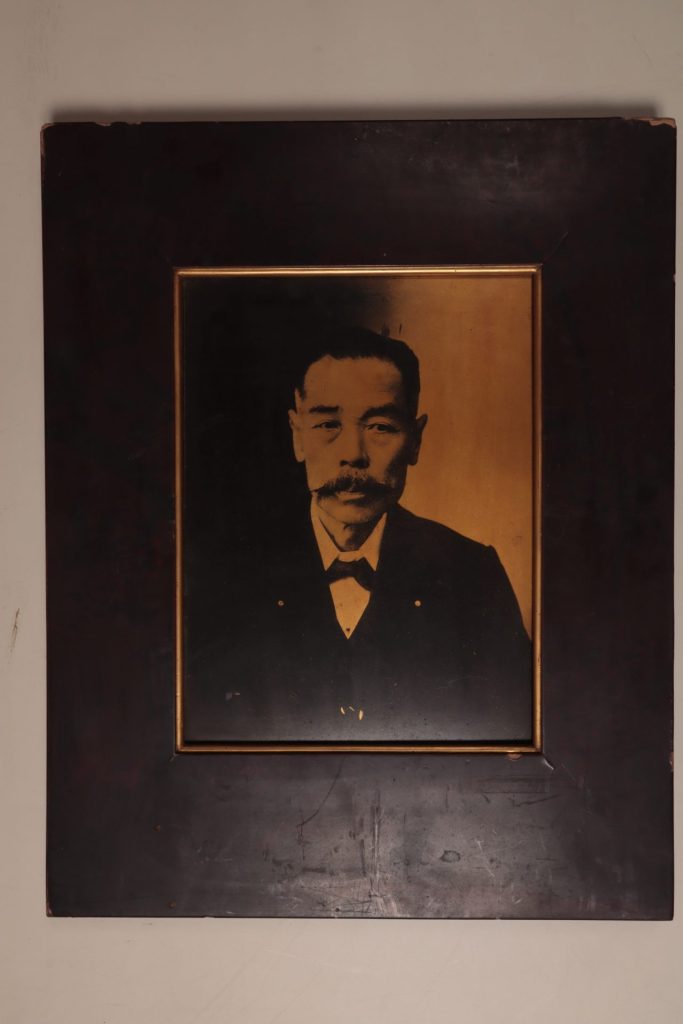 木製額入り田中芳男写真