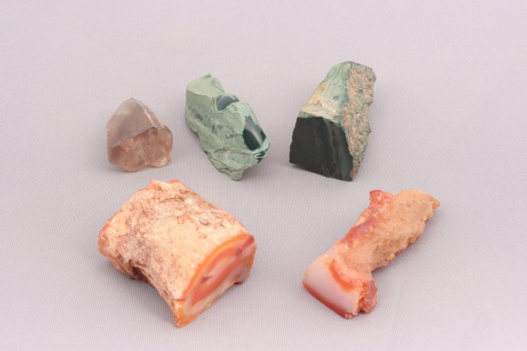 印材（①瑪瑙、②緑瑪瑙、③緑瑪瑙、④紅瑪瑙、⑤水晶）