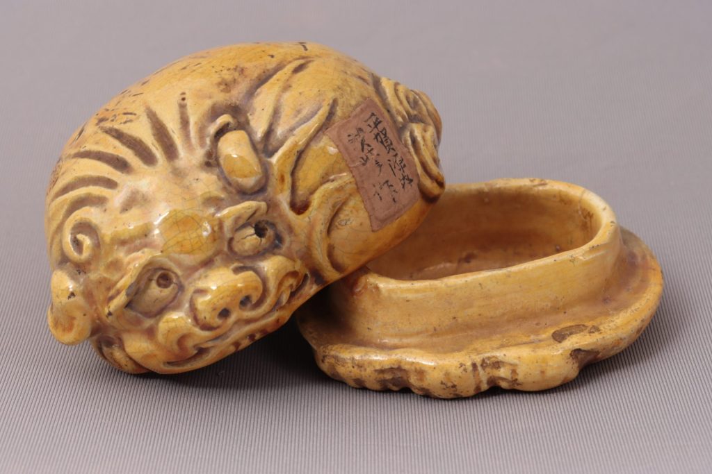 陶製獅子形合子